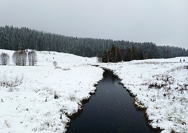 Rekordní říjnový sníh. Aspoň 20 centimetrů je na Šumavě, Jeseníkách i Krkonoších