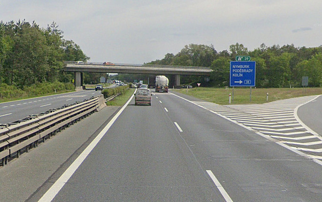 Srážka osobního auta s autobusem uzavřela dálnici D11 ve směru na Prahu
