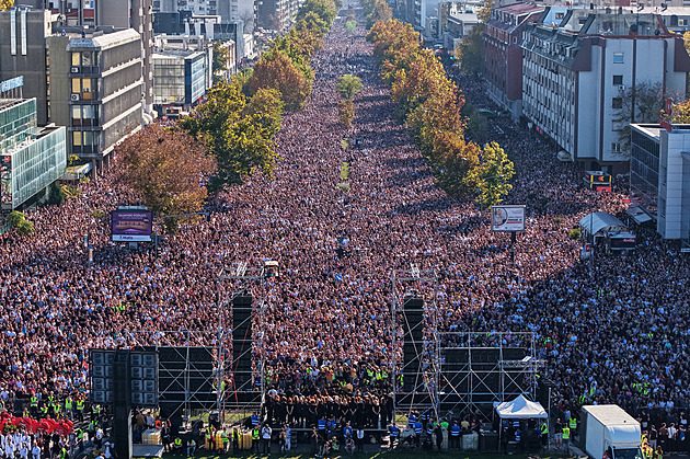 Desetitisíce Srbů si připomínají výročí tragédie v Novém Sadu, Vučić se omluvil