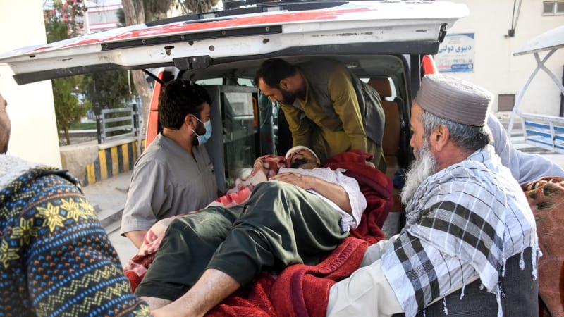 Zborcené domy a lidé v troskách. Po nočním zemětřesení v Afghánistánu se očekává hodně obětí