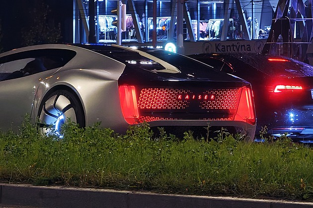 Záhadné sci-fi auto se prohánělo noční Prahou. Pomozte nám odhalit, co je zač