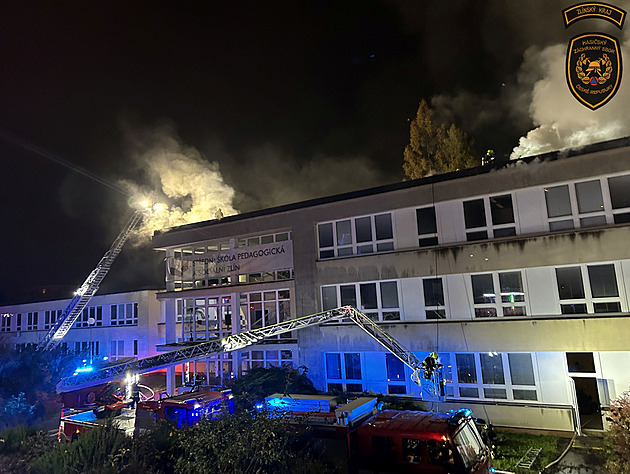 Hasiči zlikvidovali požár střední školy ve Zlíně i pomocí dronu. Lidé můžou větrat
