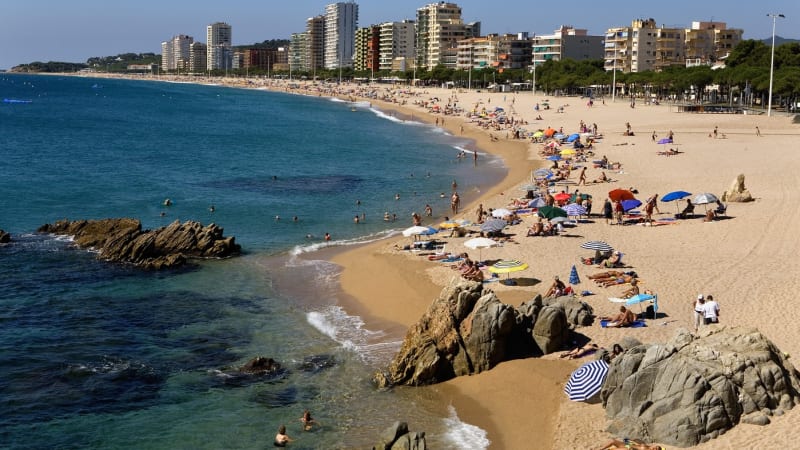 Školačku smetla na pláži vlna. Britka je v kritickém stavu, oživovali ji půl hodiny