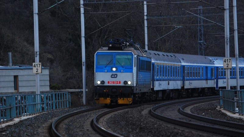 Tragédie v Ústí nad Labem: Vlak srazil člověka, na místě zemřel. Provoz tratě se zastavil