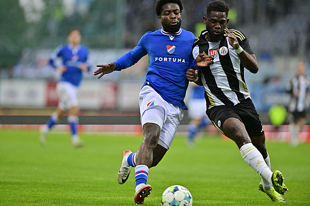 Razie v Dynamu. Policie vyslýchala kvůli vízům pět fotbalistů, zjistila tři pochybení