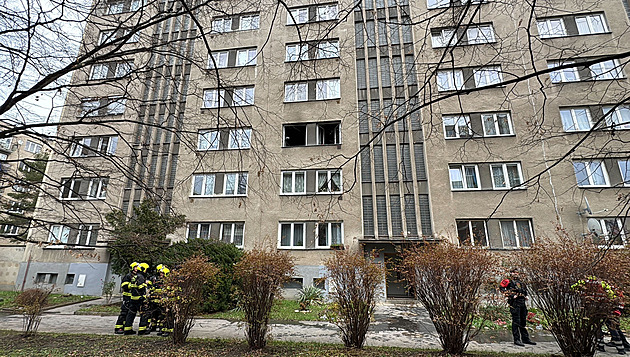 Při požáru kuchyňské linky na Spořilově zasahovali hasiči. Několik lidí evakuovali
