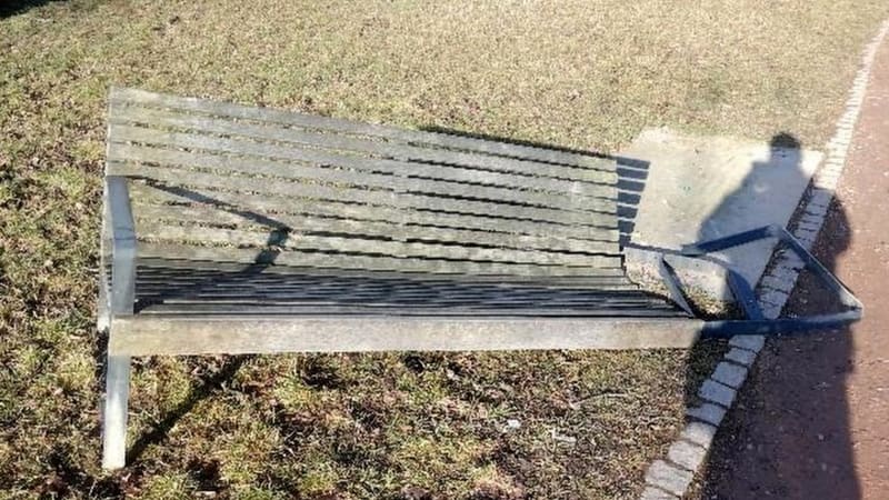 Bizarní záběry z Brna: Auto se samo rozjelo a prorazilo zábrany. Schytala to i lavička