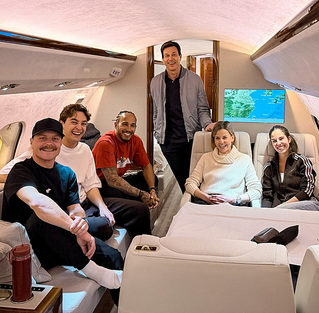 Díky za svezení, Toto. Šéf Mercedesu vzal do letadla Bottase i Hamiltona