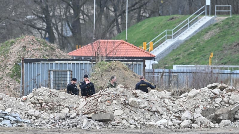 Trosky shořelé zbrojovky v Pardubicích zkoumají hasiči a policisté. Přivezli si pásový bagr