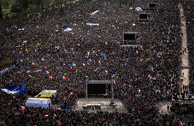 ONLINE: Zestátnit televizi a rozhlas není legrace, ale drzost, řekl na Letné Svěrák
