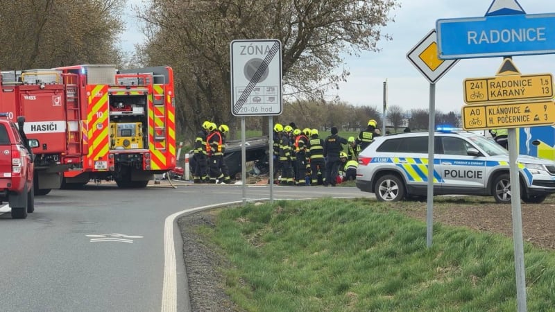 Auto se za Prahou převrátilo na střechu, k vážné nehodě letěl i vrtulník