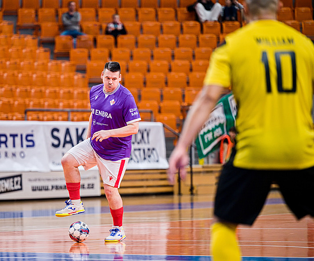 Rešetár přestavuje kamarádovi Cupákovi brněnský Helas za zády, ale s požehnáním