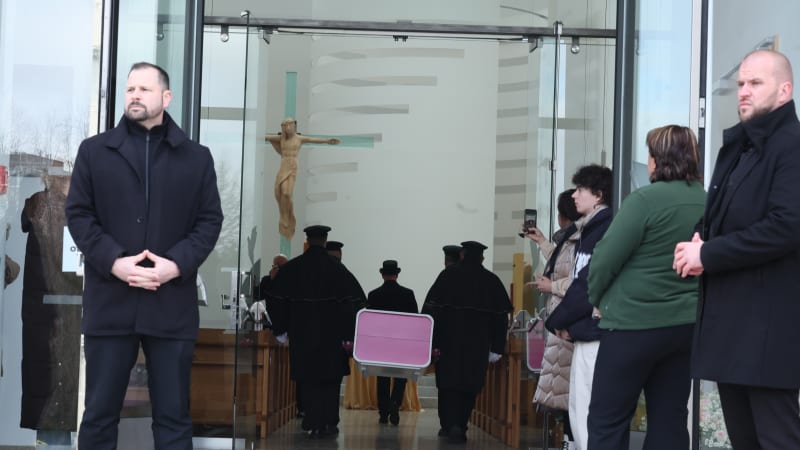 Růžová rakev i ochranka z Clashe: Nejbližší se tajně loučili s Mínou. Dorazily známé tváře