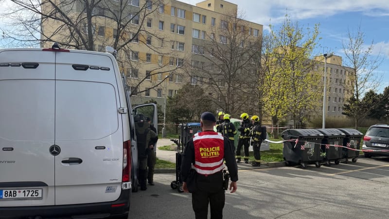 Poplach v Praze: Policisté uzavřeli okolí sídliště. Na místě zasahuje pyrotechnik