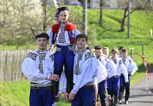 Na velikonoční obchůzku vyrazil i desetiletý vlčnovský král se svou družinu