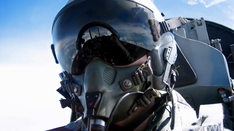 Pád vojenského letadla ve Francii: Posádka je zraněná, úřady vyšetřují příčiny havárie