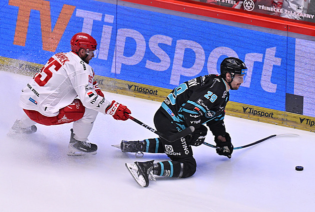 ONLINE: Třinec bojuje o postup, s Vary opět srovnává. Pardubice vyzvou Spartu