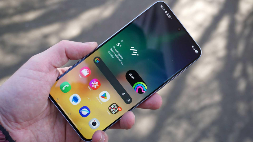 Samsung Galaxy A57 recenze: tenčí, lehčí, luxusnější