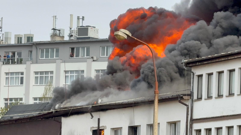 Masivní požár v Praze: Z ubytovny šlehají plameny, ukazují záběry. Hasiči evakuují lidi