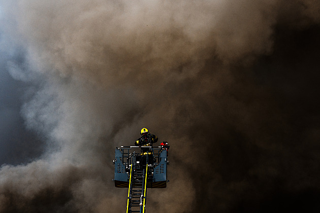 Hasiči po požáru likvidují skrytá ohniska, rypadlo odstranilo nestabilní část střechy