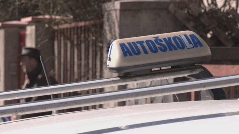 Instruktor autoškoly v Jihlavě na přechodu zahlédl svou ex. Dupl na plyn a sváděl to na žáka