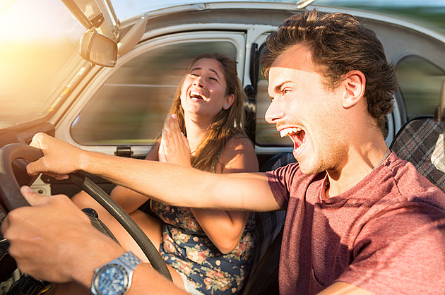 Prostředník: 4 tisíce eur, tykání policistovi za 600. Jak při řízení nadávat a neplatit