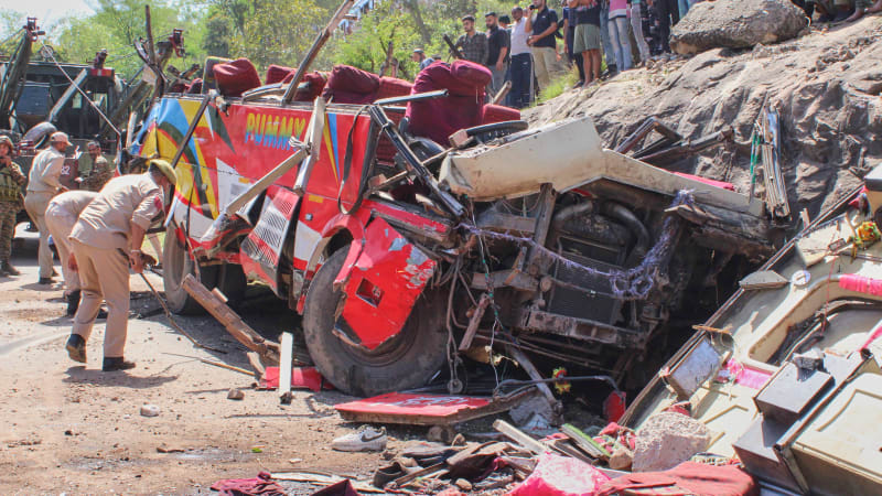 Autobus se v Indii zřítil ze srázu: Desítky mrtvých a mnoho zraněných