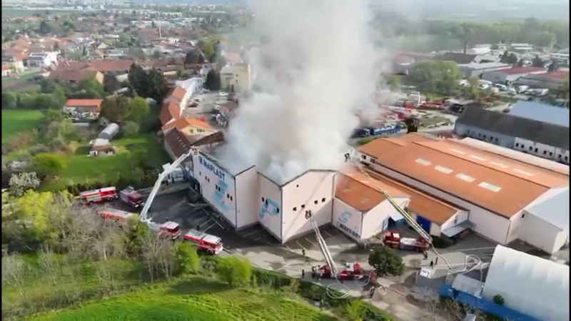 Požár skladu s plasty v Brně: Hasiči ho mají pod kontrolou, škoda jde do desítek milionů