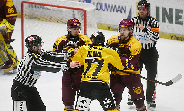 Experti nejen o baráži: Hráči simulují, hokej není fotbal! Rozhodčí na to nestačí