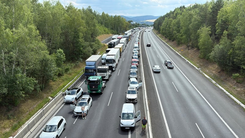 Střet náklaďáku s osobním autem na D5: Dálnice na Prahu stála, zasahovali záchranáři 