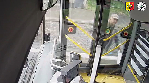 VIDEO: Muž nestihl autobus. Když nepomohla ani gesta k řidiči, vysklil dveře