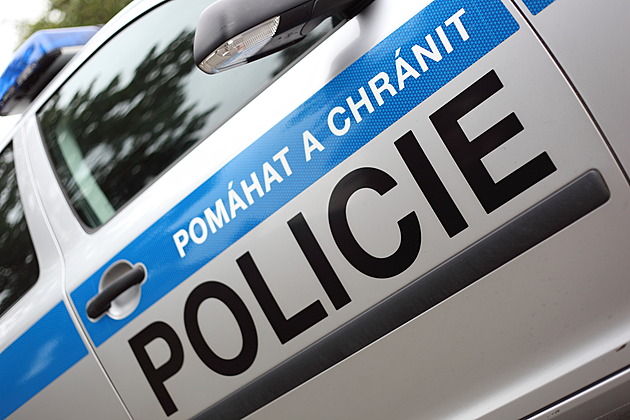 Policie hledala útočníka z obchodního domu. Napadl seniora, svědci viděli i nůž