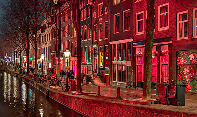 Drogy nevadí, maso a auta ano. Amsterdam zakázal klimaticky škodlivé reklamy