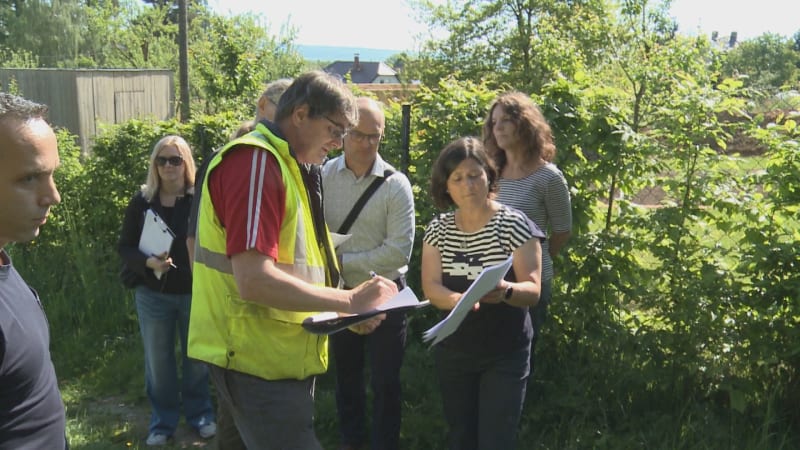 Bizarní spor o cestu na Královédvorsku: Sousedé jezdí majitelům přes pozemek, dohodu odmítají