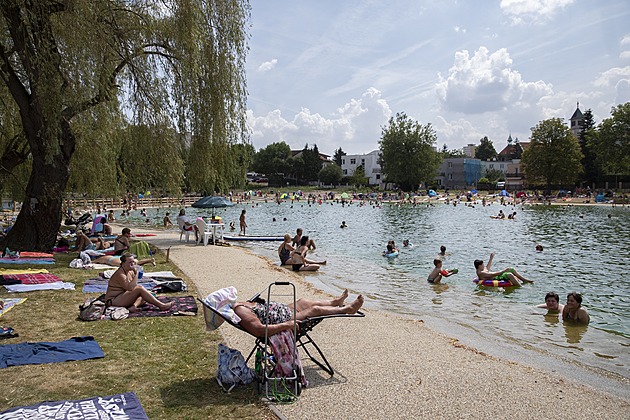 Pražané si začali naplno užívat koupališť. Třeba to v Motole je letos zdarma