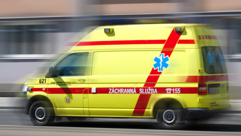 V násypce na těsto uvízla na Plzeňsku žena. Stroj ji těžce zranil, hasiči ho museli rozebrat