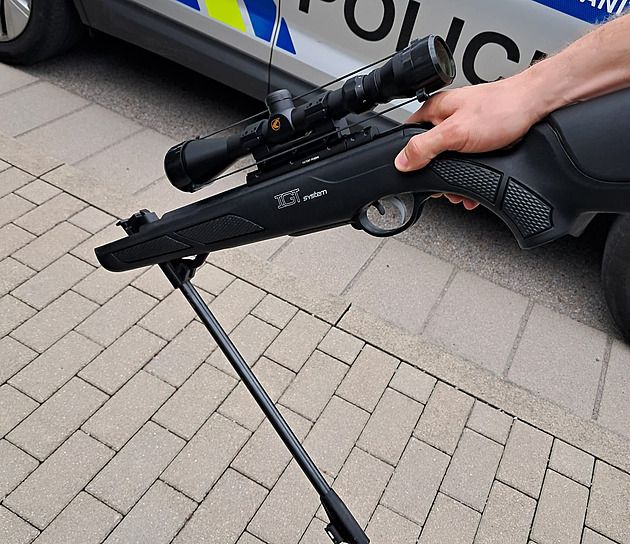 Manévry ve Strakonicích. Policisté varovali před střelcem, muž šel se vzduchovkou na kočku