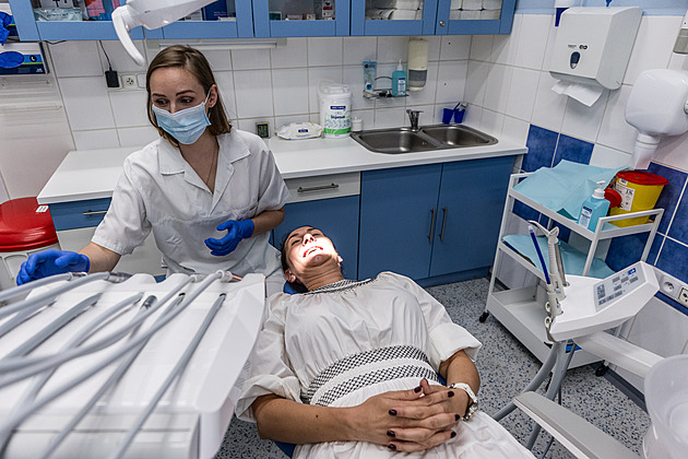 Třetině zubařů je 60+. Šancí jsou kliniky, pacienti mohou zákroky i splácet